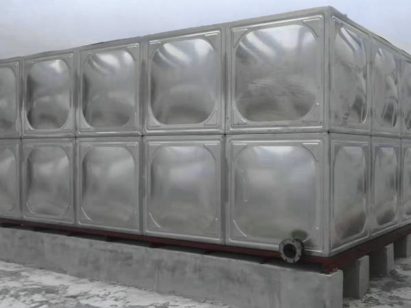 新鄉(xiāng)水箱與建筑物之間的安全距離是多少？